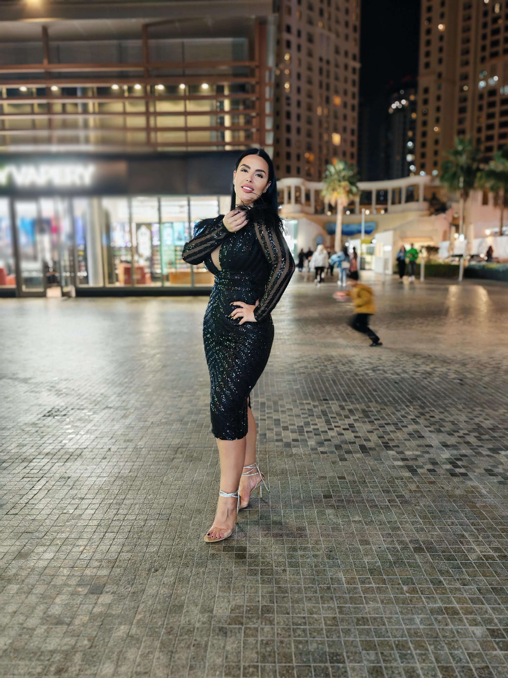 Edge of Elegance - Rochie midi creion cu paiete și pene Sia House Sia House pentru femei elegante