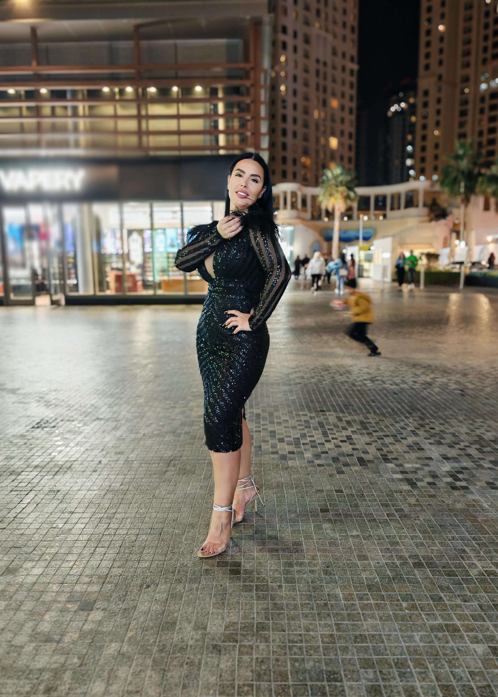 Edge of Elegance - Rochie midi creion cu paiete și pene Sia House Sia House pentru femei elegante