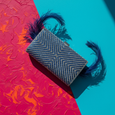 Clutch Sapphire Shine – plic elegant cu cristale albastre și model geometric