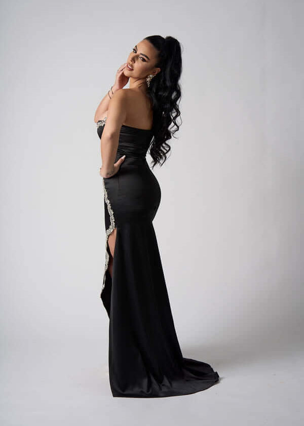 Rochie Black Beauty din satin cu șirag de ștrasuri argintii Sia House pentru femei elegante