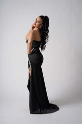 Rochie Black Beauty din satin cu șirag de ștrasuri argintii Sia House pentru femei elegante