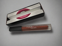 Huda Beauty Liquid Matte Lipstick - Ruj Mat Lichid de Lungă Durată Sia House pentru femei elegante