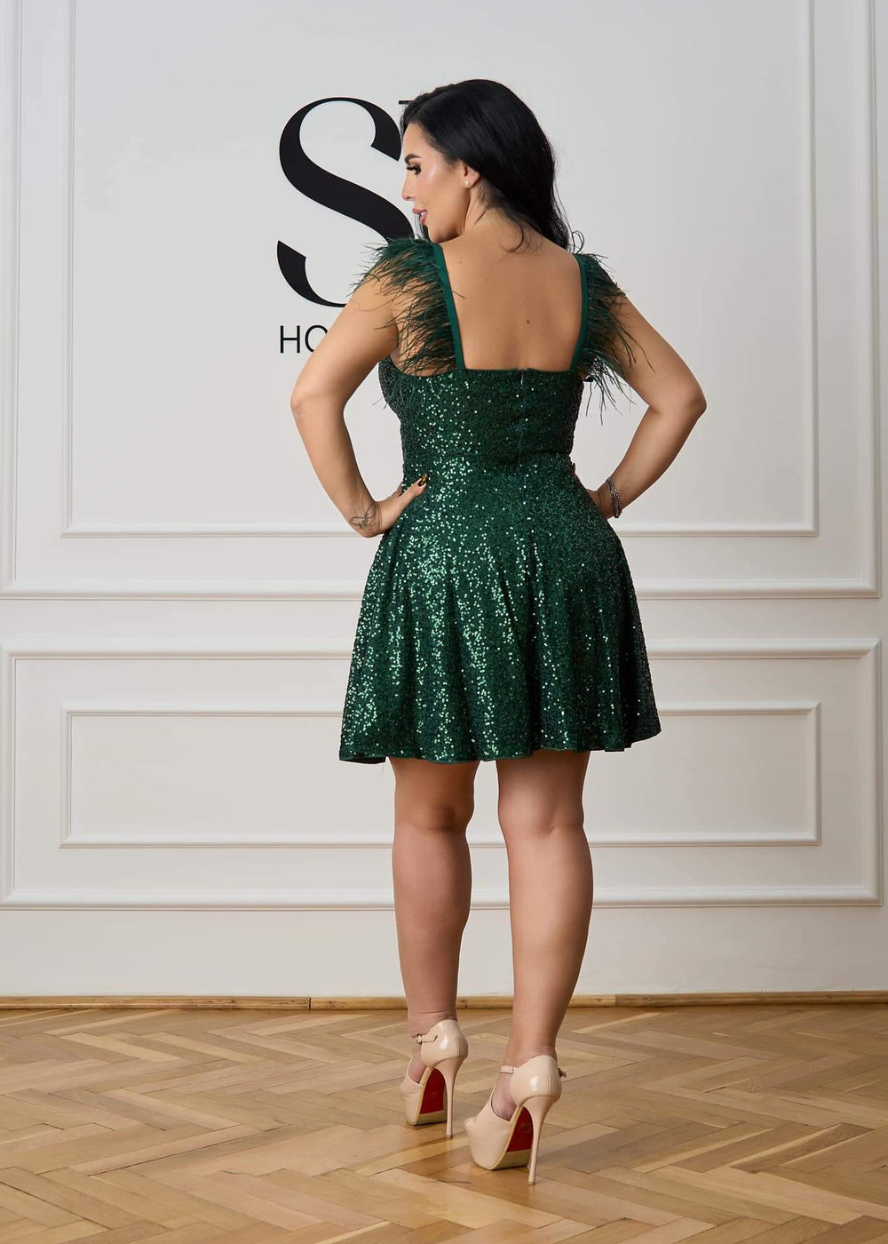 Rochie Salomeea verde smarald cu paiete și bretele cu pene - Sia House Sia House pentru femei elegante