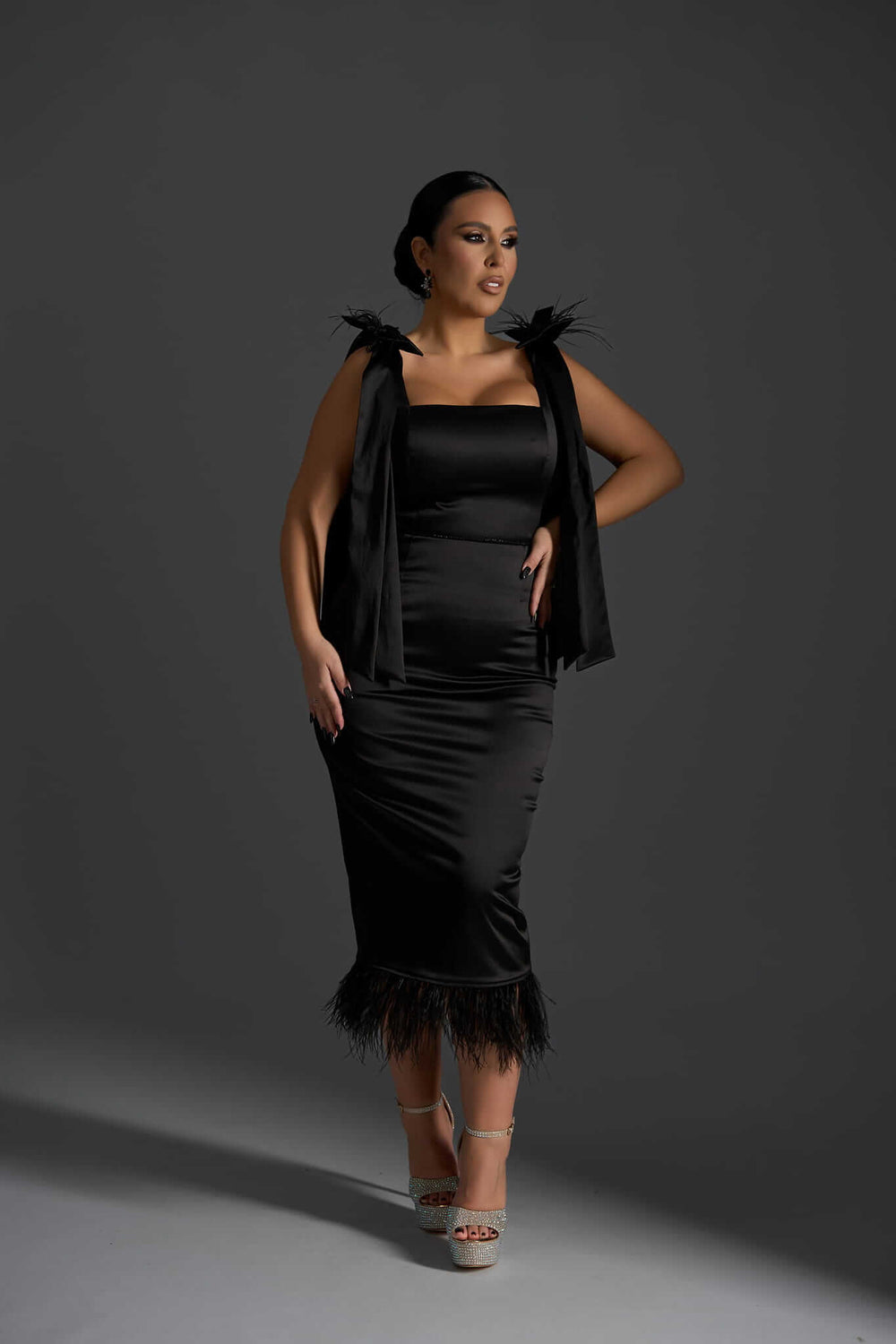 Black Widow - Rochie midi neagră cu aplicații din pene by Sia House Sia House pentru femei elegante