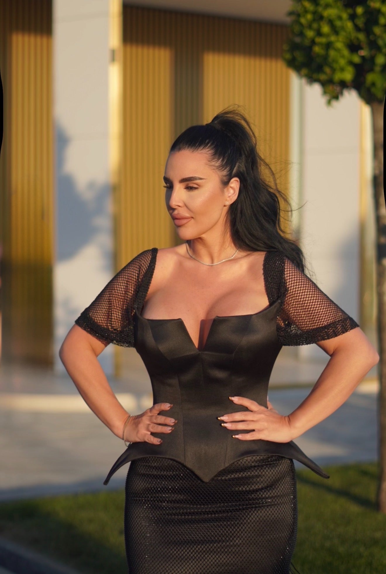 Domina – Rochie midi cu corset din tafta și plasă cu cristale
