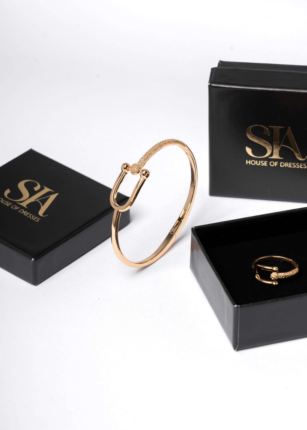 Set SIA Spark, brățară și inel din oțel inoxidabil auriu cu cristale, prezentate în cutii elegante SIA