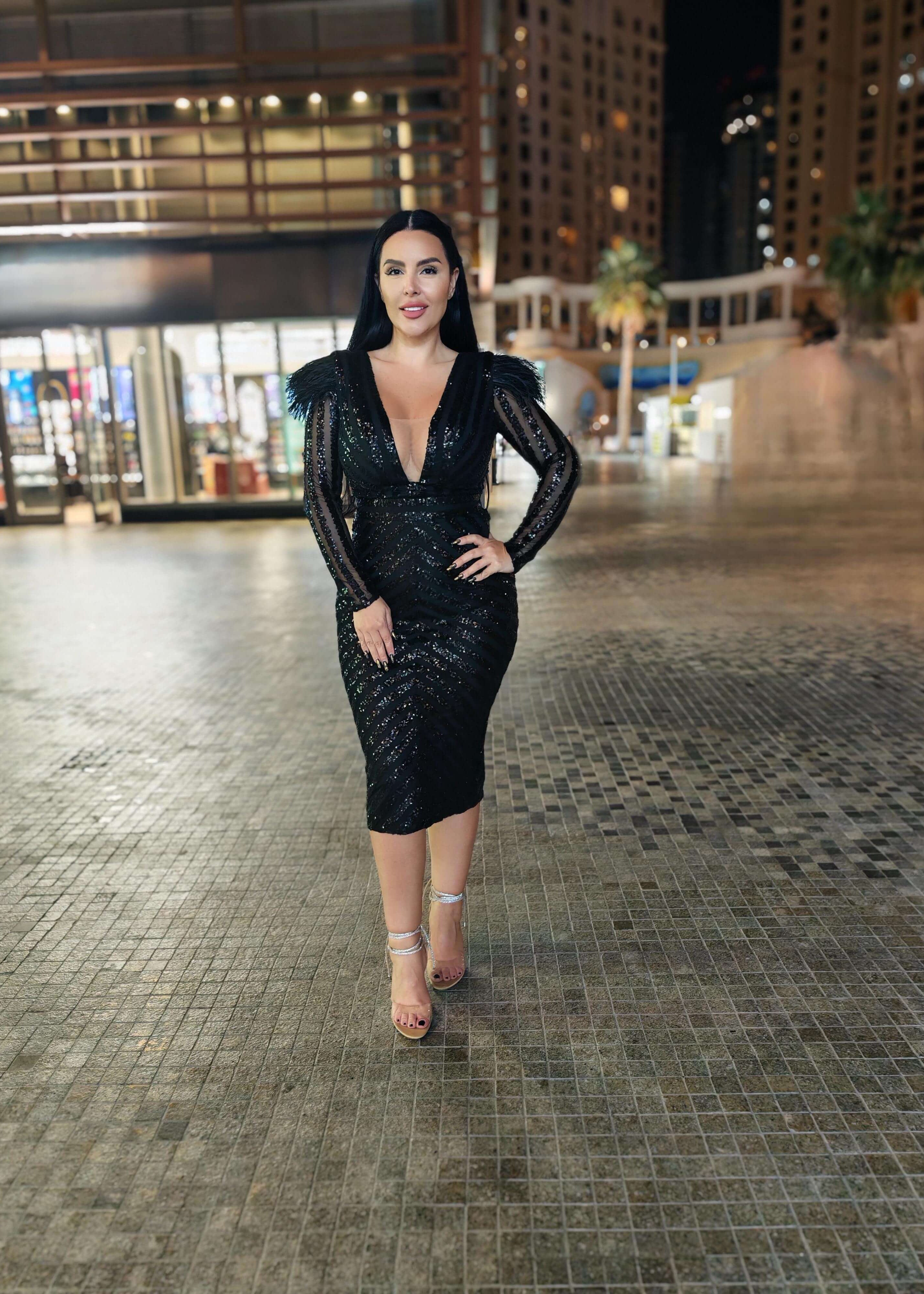 Rochie SIA Edge of Elegance, rochie midi tip creion cu paiete negre și decolteu adânc, ținută de seară elegantă în oraș