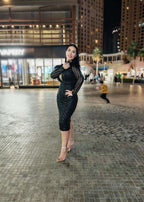 Rochie SIA Edge of Elegance midi creion cu paiete negre, purtată seara în oraș, evidențiind silueta elegantă