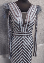 Rochie SIA Edge of Elegance, rochie midi creion alb-argintiu cu paiete strălucitoare și pene la umeri, de seară elegantă