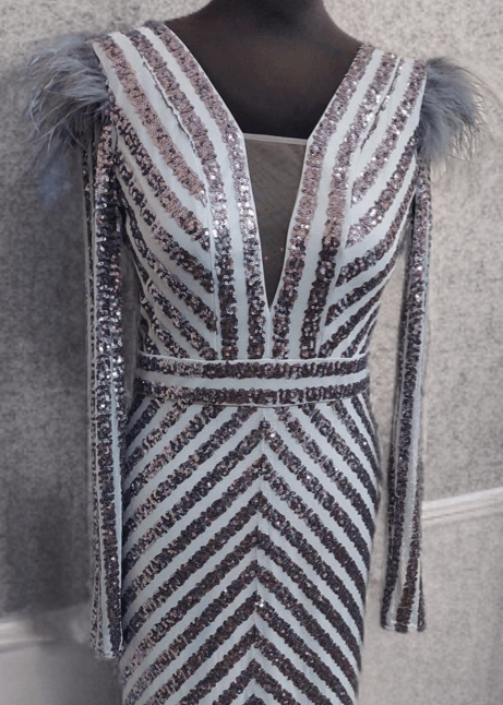 Rochie SIA Edge of Elegance, rochie midi creion alb-argintiu cu paiete strălucitoare și pene la umeri, de seară elegantă