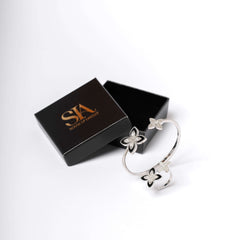 Set bijuterii Floral Embrace cu brățară și inel floral, stil modern, decor floral deluxe, contur negru lucios și microcristale strălucitoare.