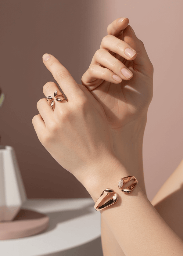 Set Lily Grace bratara si inel argintiu si auriu cu design organic pe mana feminina