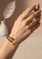 Set bratara & inel SIA Lily Grace argintiu și auriu cu design organic pe mână feminină, bijuterii elegante