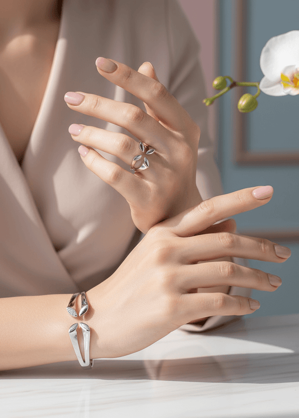 Set bratara si inel argintiu și auriu Lily Grace, design organic delicat pe mâini feminine, bijuterii elegante pentru cadou