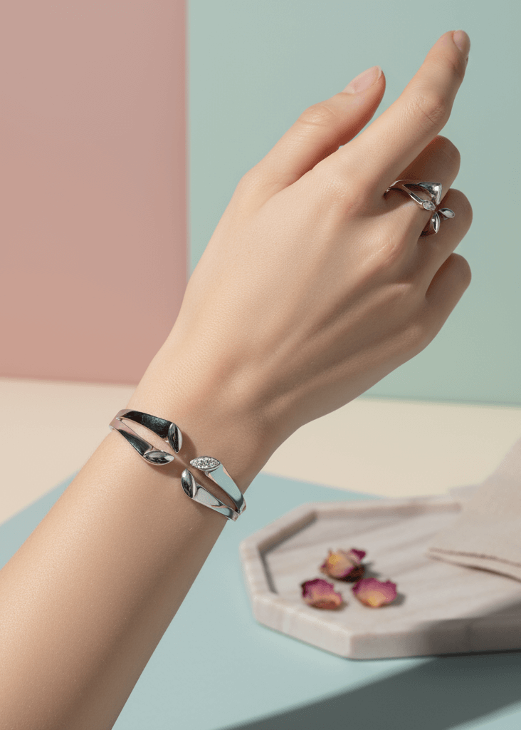 Set Lily Grace bratara si inel argintiu si auriu cu design organic pe mana feminina