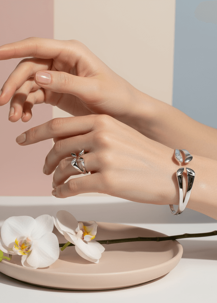 Set Lily Grace – Set bratara și inel argintiu și auriu cu design organic floral pe mână feminină elegantă