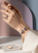 Set Lily Grace bratara si inel argintiu auriu cu design organic pe mana feminina eleganta