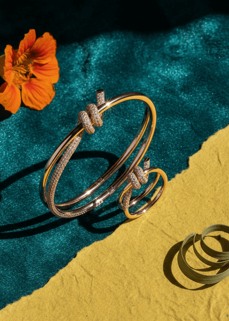 Set brățară și inel cu nod și cristale SIA Knot Crystal, bijuterii elegante aurii cu strălucire, prezentare produs