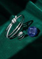 Set brățară și inel cu nod și cristale SIA Knot Crystal, bijuterii argintii cu strălucire pe fundal verde