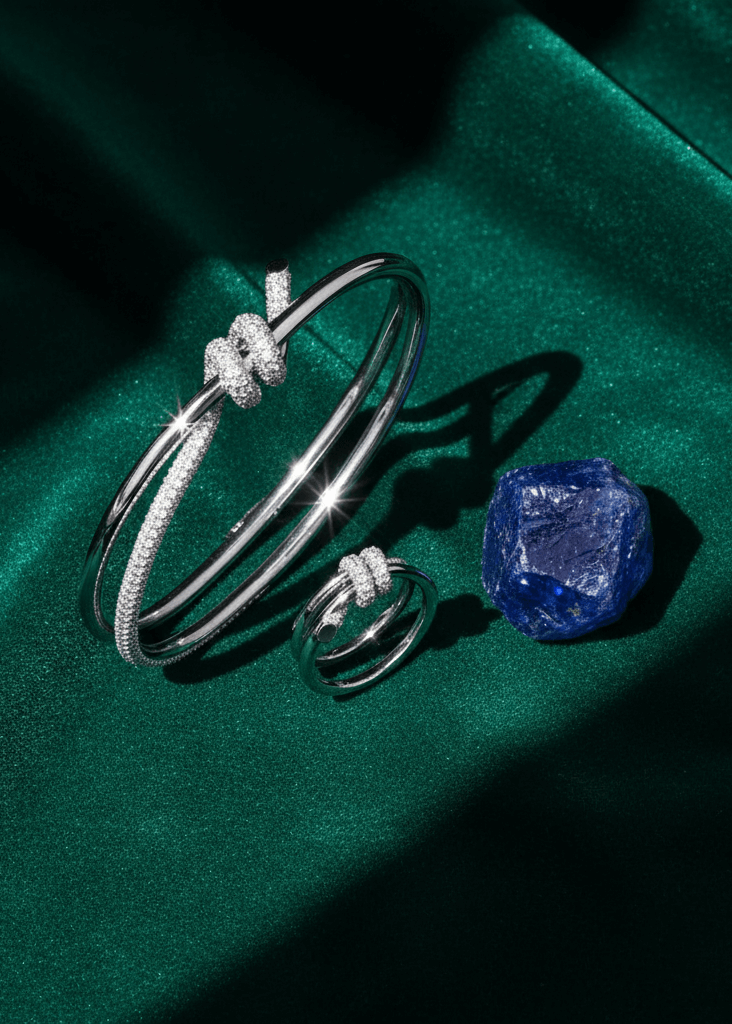 Set brățară și inel cu nod și cristale SIA Knot Crystal, bijuterii argintii cu strălucire pe fundal verde