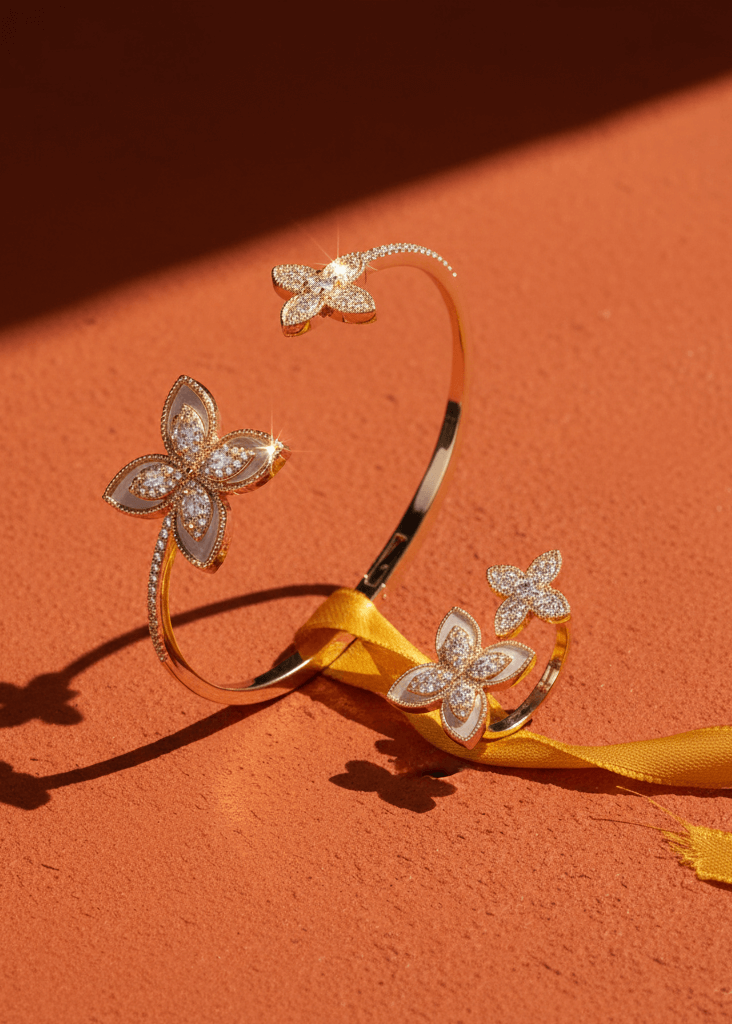 Set SIA Floral Embrace, brățară și inel aurii cu flori din cristale pe fundal teracotă, bijuterii elegante de damă