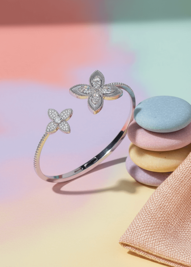 Set SIA Floral Embrace, brățară deschisă argintie cu cristale în formă de flori, prezentată pe fundal pastel elegant