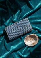 Clutch Sapphire Shine elegant, cu cristale albastre și model geometric, așezat pe catifea turcoaz pentru ținute de seară