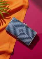 Clutch Sapphire Shine cu cristale albastre și model geometric pe fundal portocaliu și roz, plic elegant de seară