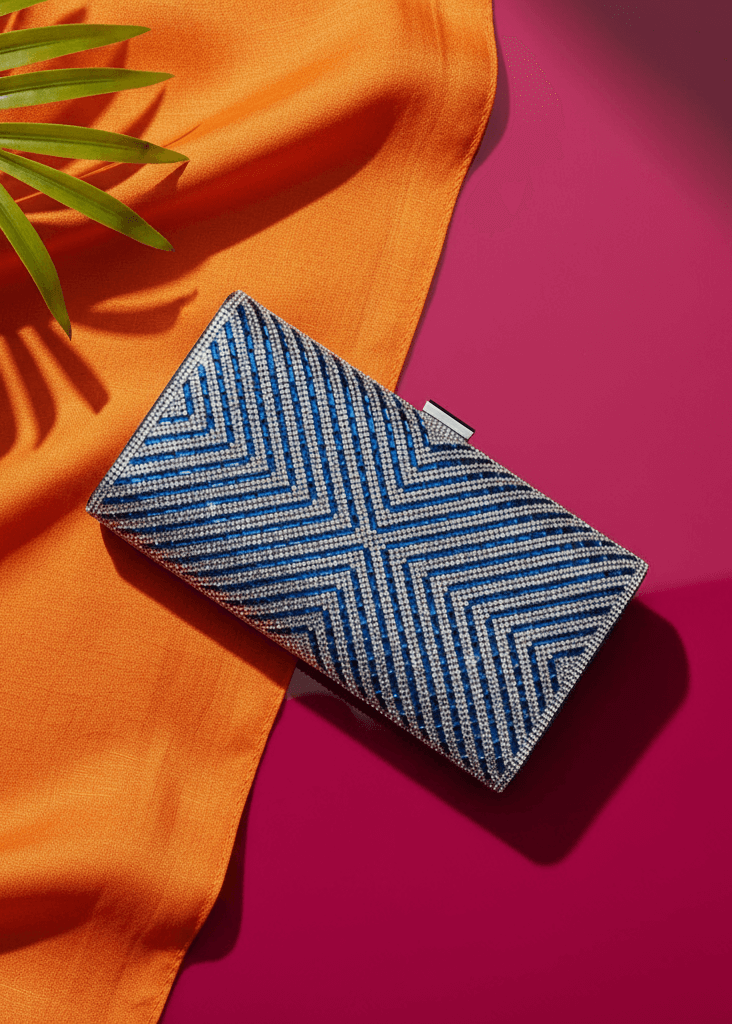 Clutch Sapphire Shine cu cristale albastre și model geometric pe fundal portocaliu și roz, plic elegant de seară