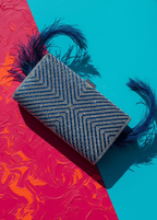 Clutch Sapphire Shine cu cristale albastre, model geometric elegant, pe fundal turcoaz și fucsia, accesoriu de seară statement