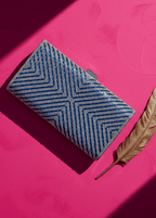 Clutch Sapphire Shine plic elegant cu cristale albastre, model geometric pe fond roz intens, accesoriu de seară statement