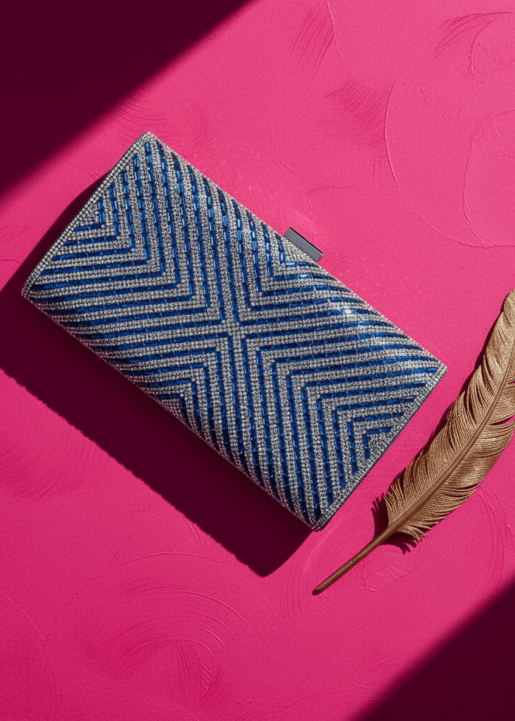 Clutch Sapphire Shine plic elegant cu cristale albastre, model geometric pe fond roz intens, accesoriu de seară statement