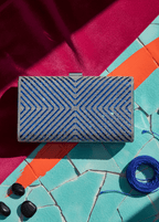Clutch Sapphire Shine cu cristale albastre și argintii, model geometric elegant, plic de seară pe fundal colorat