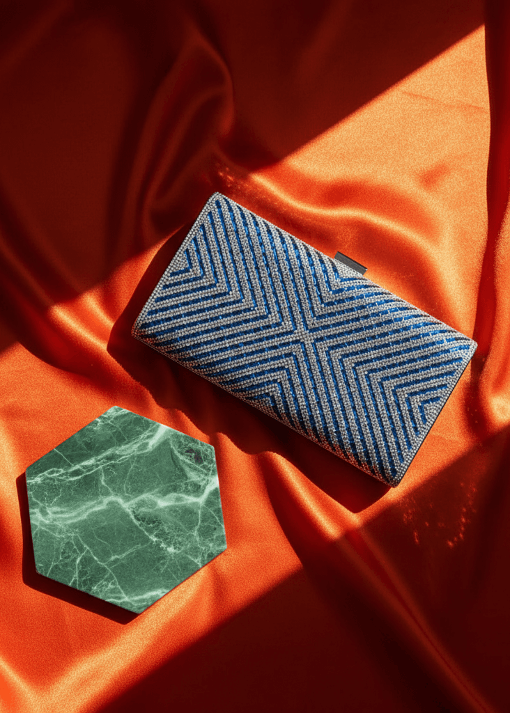 Clutch Sapphire Shine cu cristale albastre și model geometric pe fundal de mătase portocalie