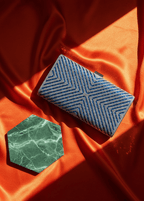 Clutch Sapphire Shine cu cristale albastre și model geometric pe fundal de mătase portocalie