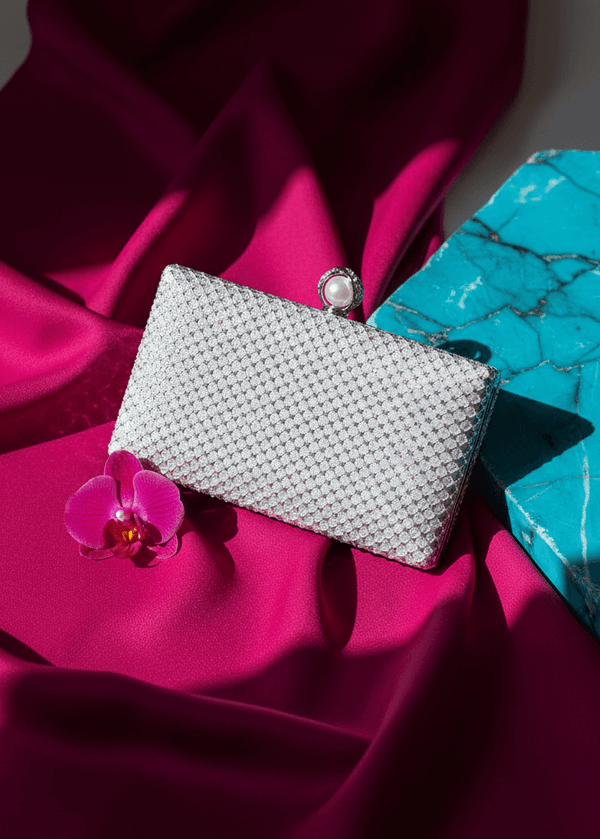 Clutch Crystal Pearl argintiu cu cristale și închidere perlă pe fundal fucsia, clutch de seară elegant pentru evenimente speciale