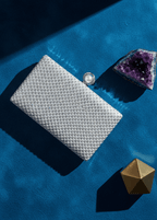 Clutch Crystal Pearl argintiu cu cristale și închidere perlă, clutch elegant de seară pe fundal albastru, lângă geodă mov