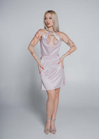 Rochie mini Bling Enchant din satin mătase elastic, halter cu decupaj și guler bijuterie cu cristale, roz pudrat