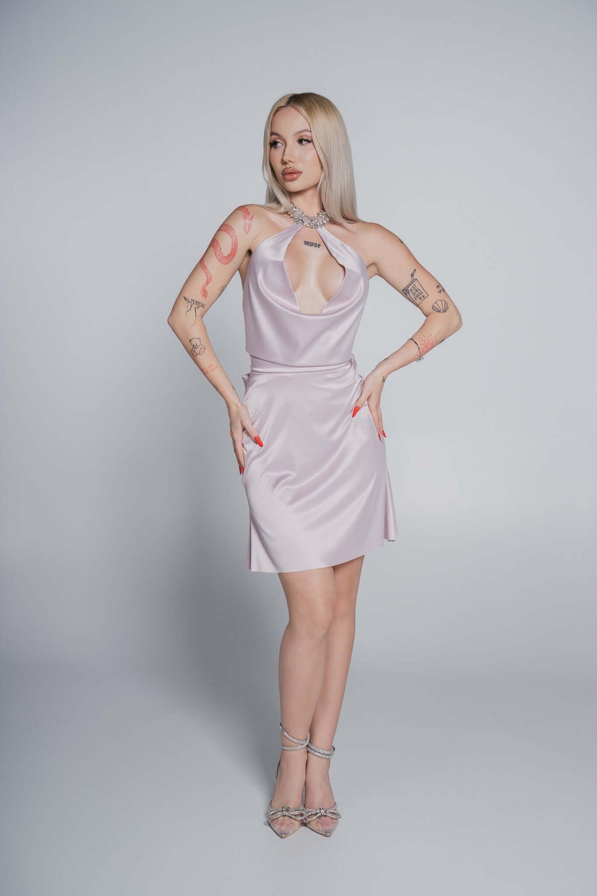 Rochia mini Bling Enchant din matase lucioasa, cu decolteu drapat si detaliu de cristale, eleganta si indrazneata.