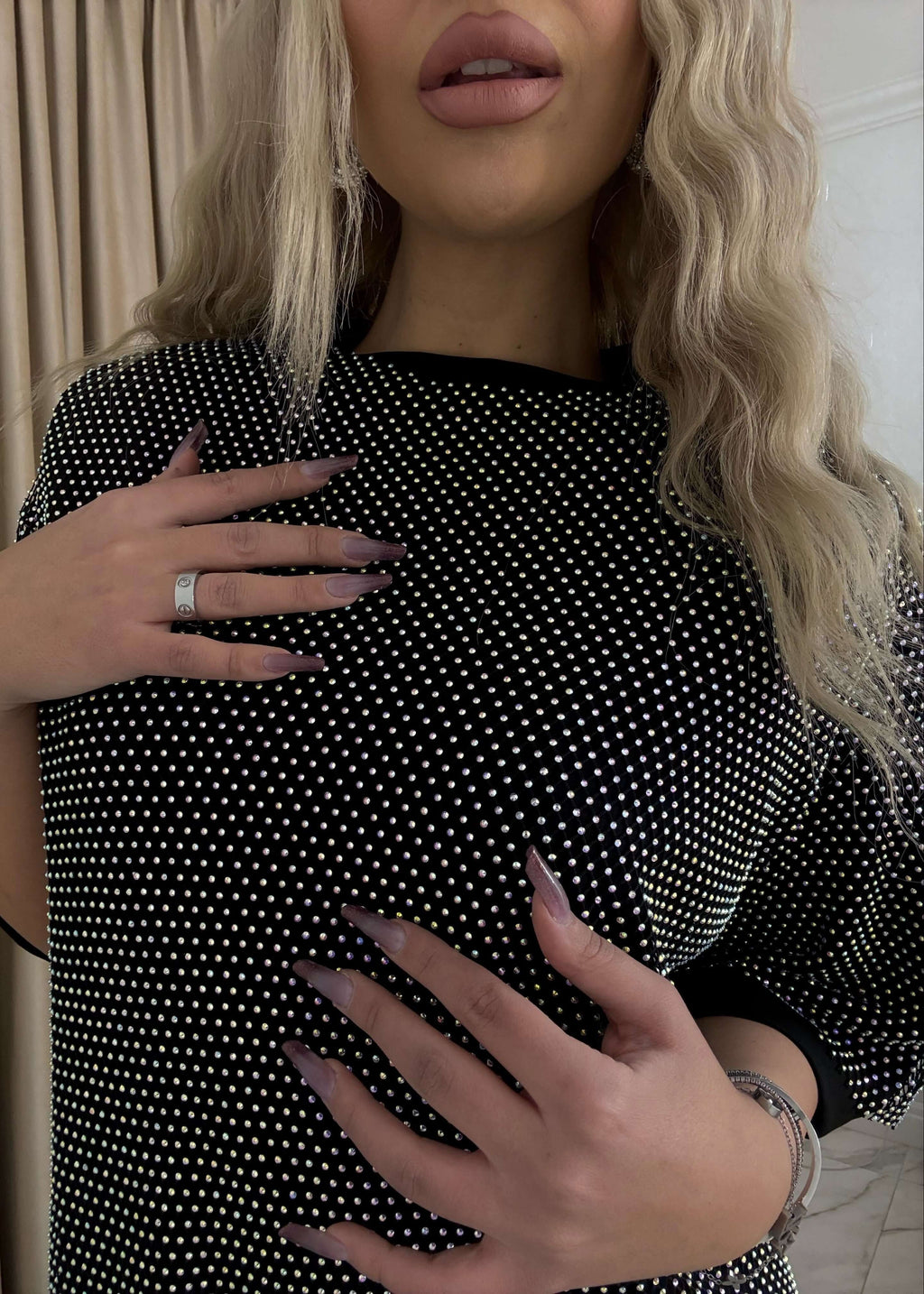 Detaliu tricou SIA Sclifo Tee Dual luxury oversized cu plasă cristalizată, model atingând materialul texturat