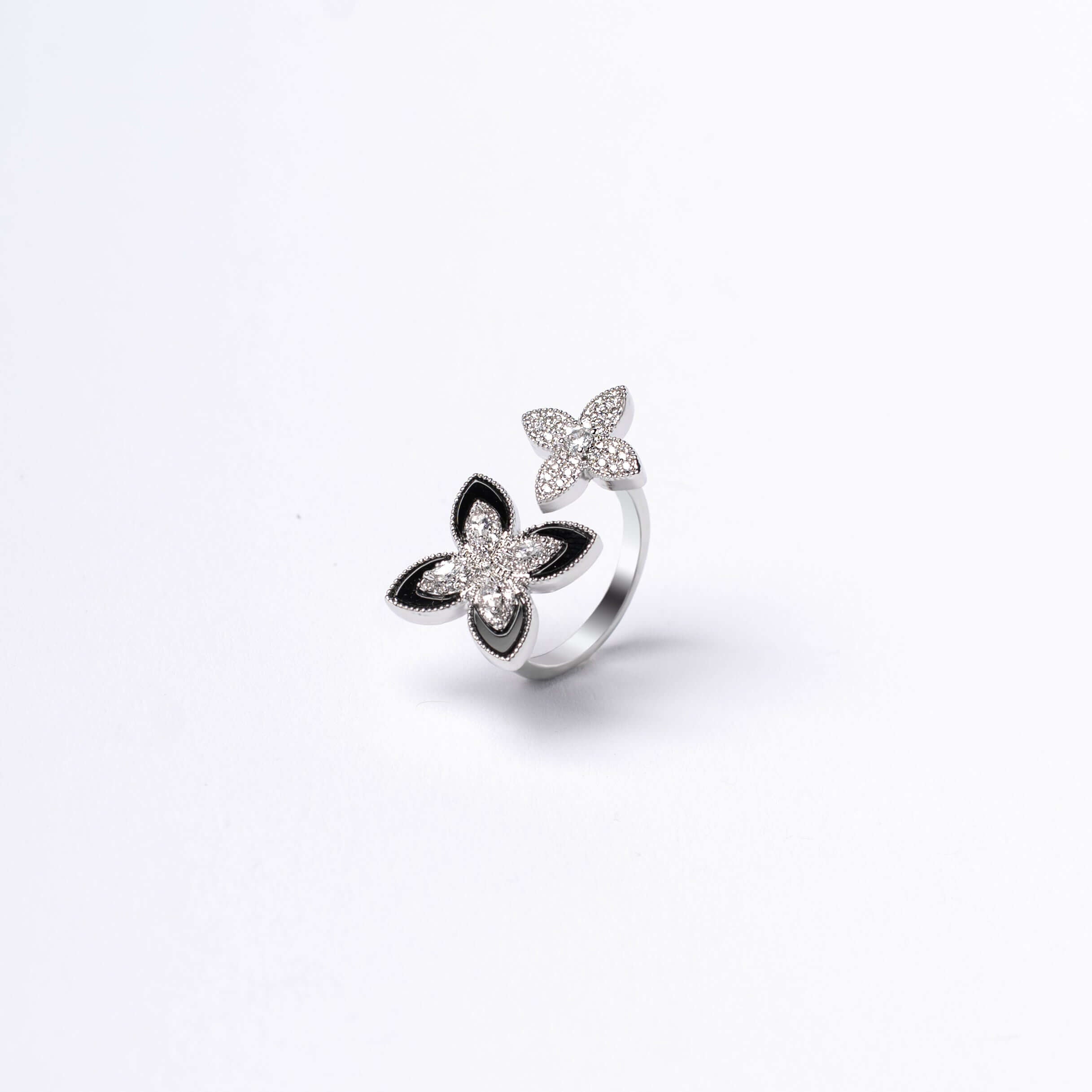 Inel Floral Embrace cu motive florale și microcristale, design elegant și modern, cu contur negru lucios.