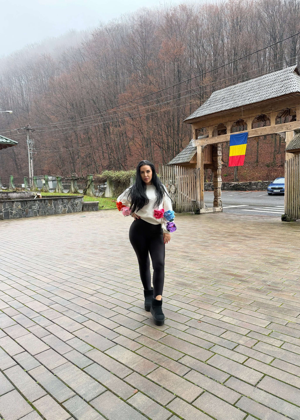 Femeie purtând Colanti modelatori lycra premium FANCY negri, outfit casual de iarnă, la poarta tradițională românească