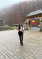 Femeie purtând Colanti modelatori lycra premium FANCY negri, outfit casual de iarnă, la poarta tradițională românească