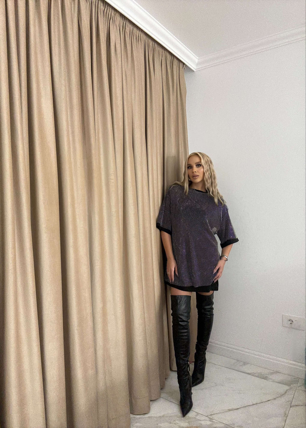 Model poartă tricou SIA Sclifo Tee Dual luxury oversized mov cu plasă și cizme lungi negre, look fashion indoor