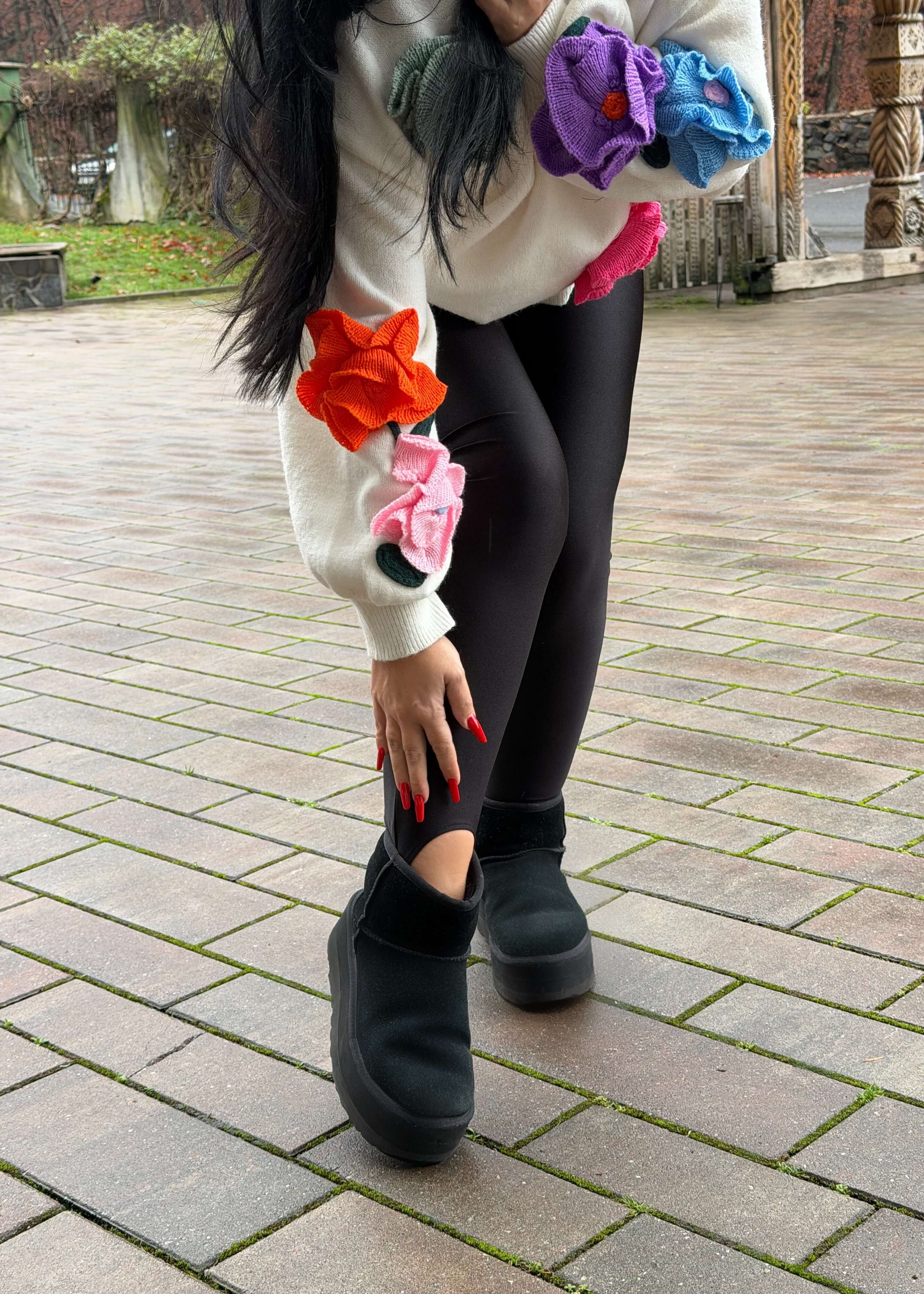 Colanti modelatori lycra premium FANCY negri, purtați cu pulover cu flori colorate și bocanci comozi pentru ținute de iarnă