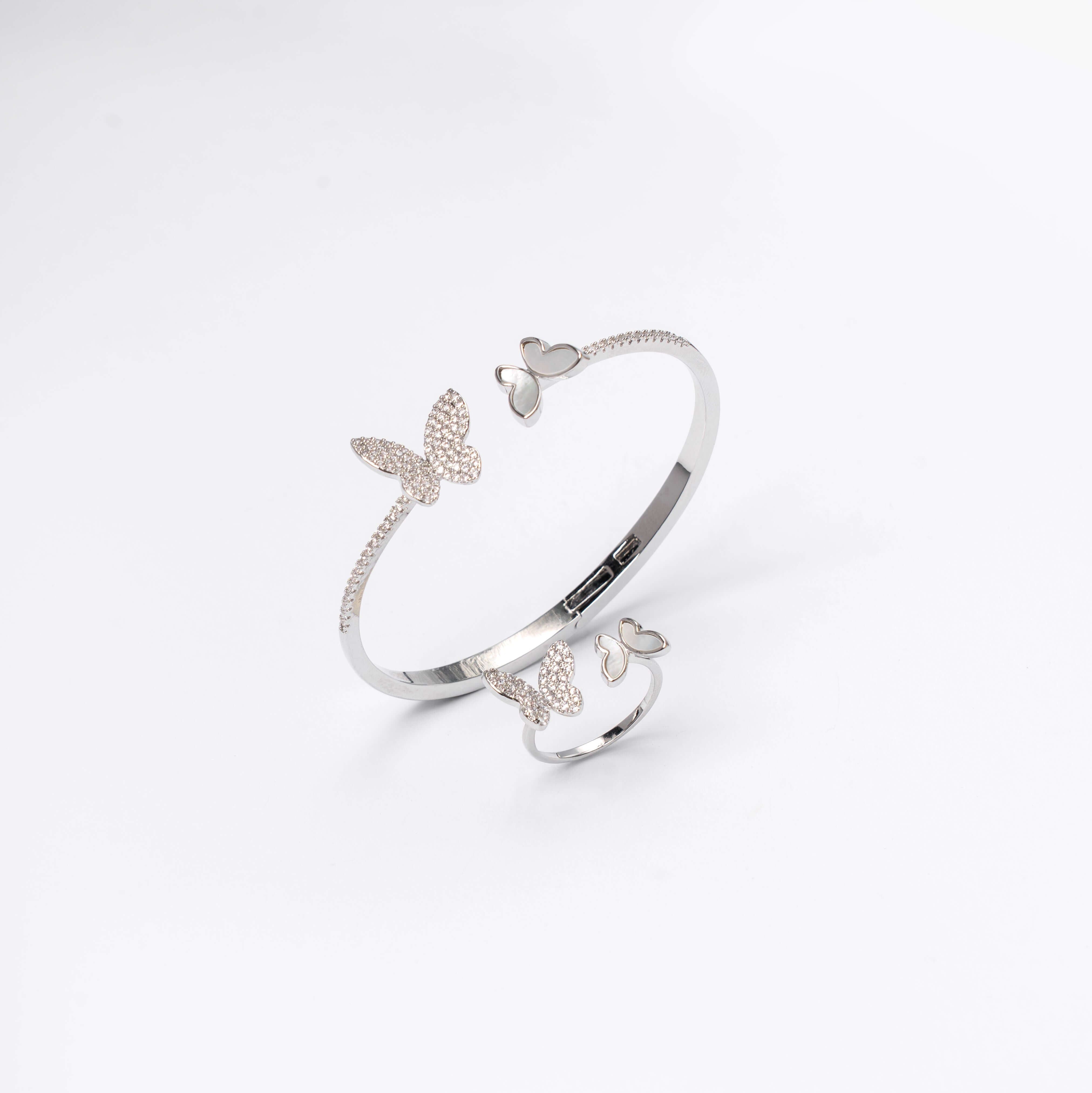 Set Bratara și Inel Butterfly Dream cu detalii fluture și microcristale strălucitoare, design elegant.