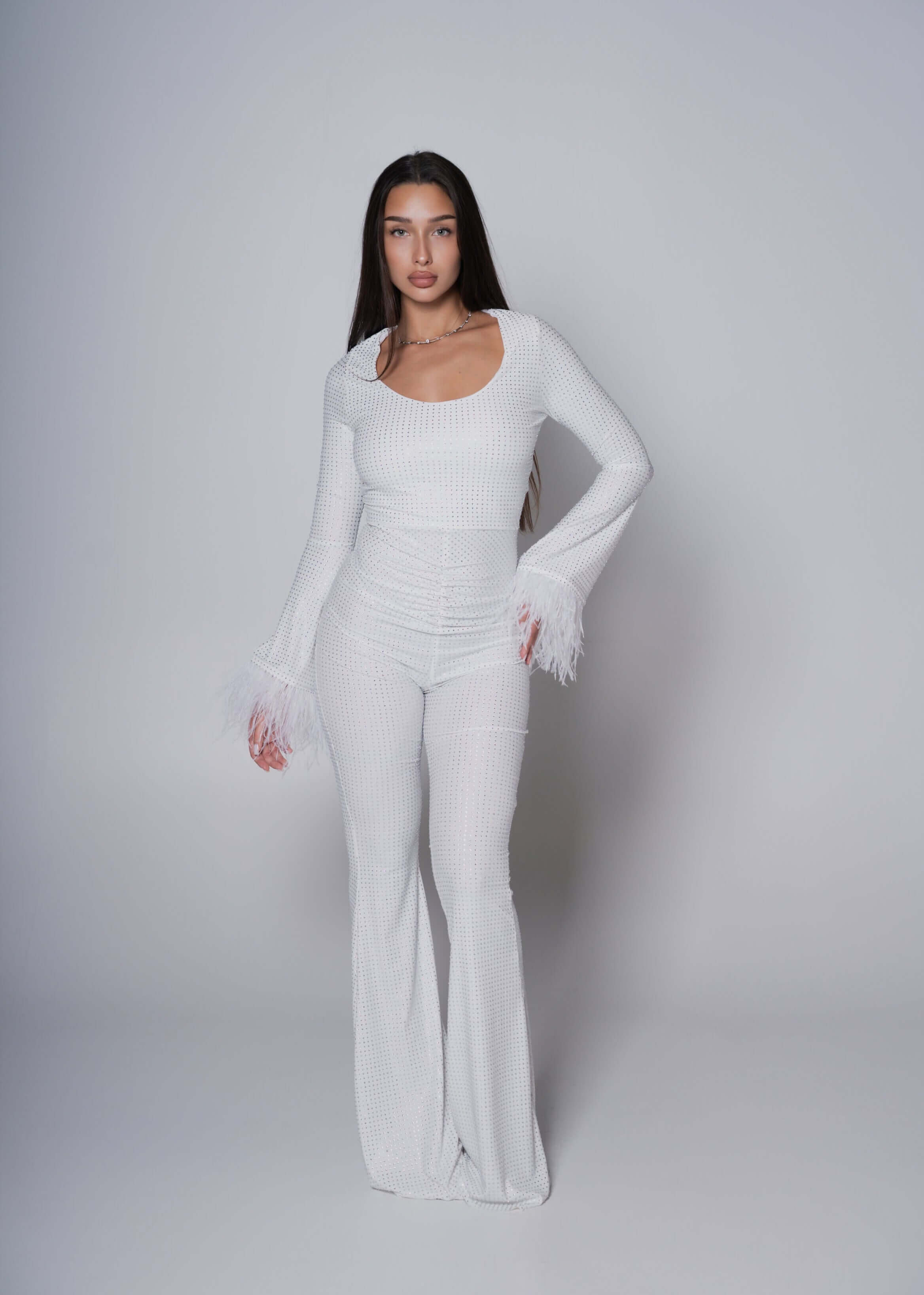 Salopeta Bling Temptation alba, material elastic cu cristale, maneci evazate cu pene, tinuta eleganta de seara