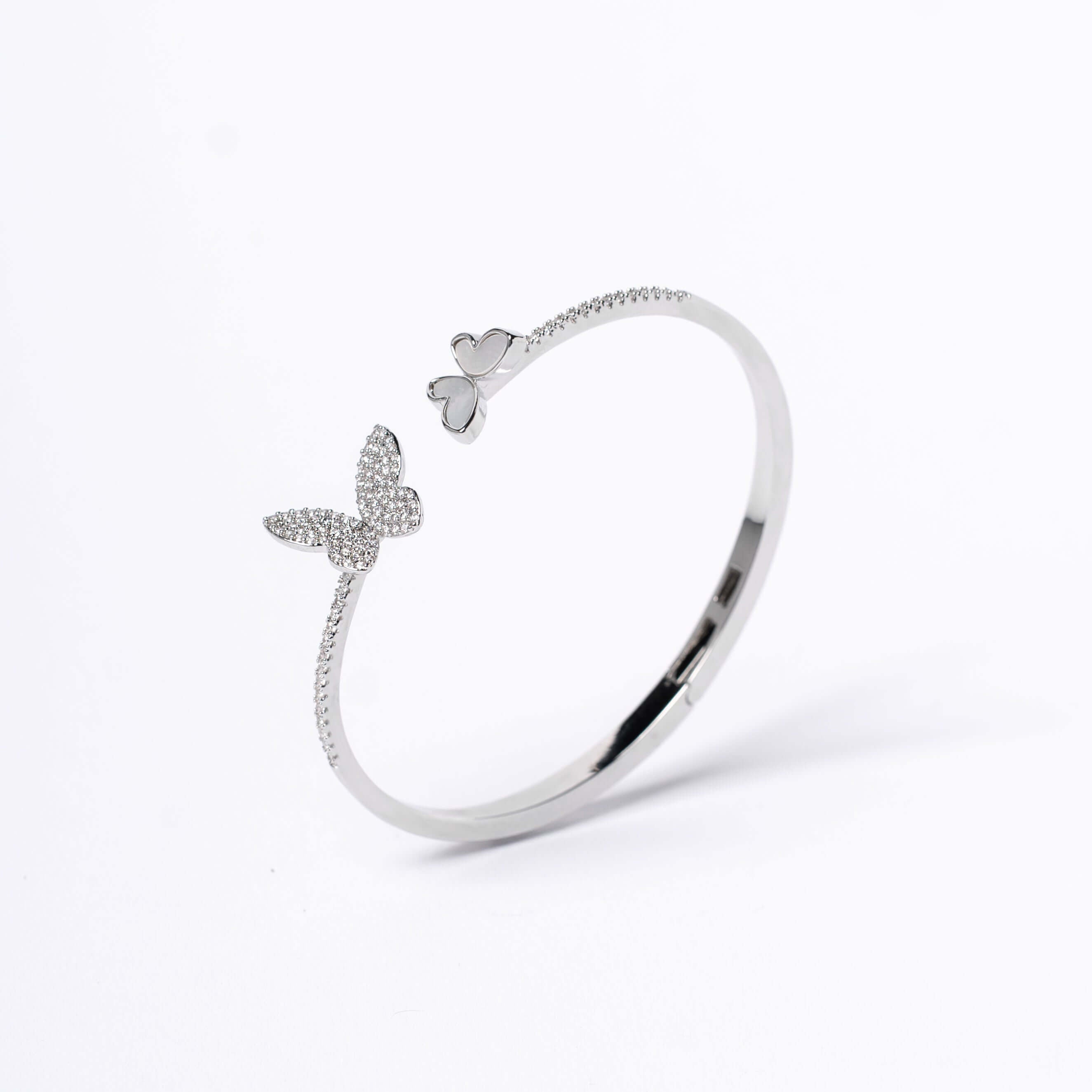 Brățară elegantă Butterfly Dream din set, decorată cu microcristale și fluture cu efect oyster, adaugă delicatețe și feminitate ținutei tale.