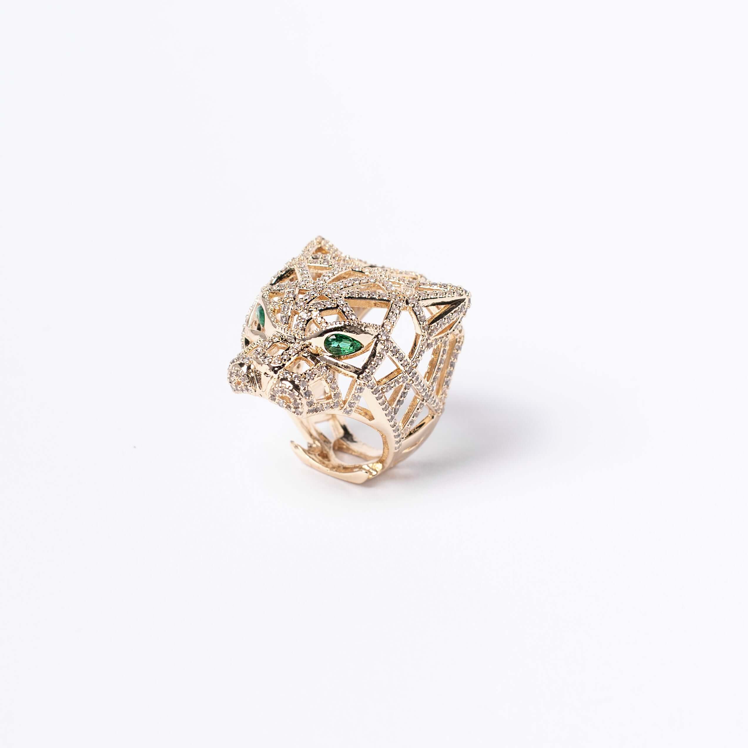 Inel Panther Power Gold: bijuterie de lux din oțel placat, cap de panteră cu ochi verzi și detalii de microcristale, design elegant.