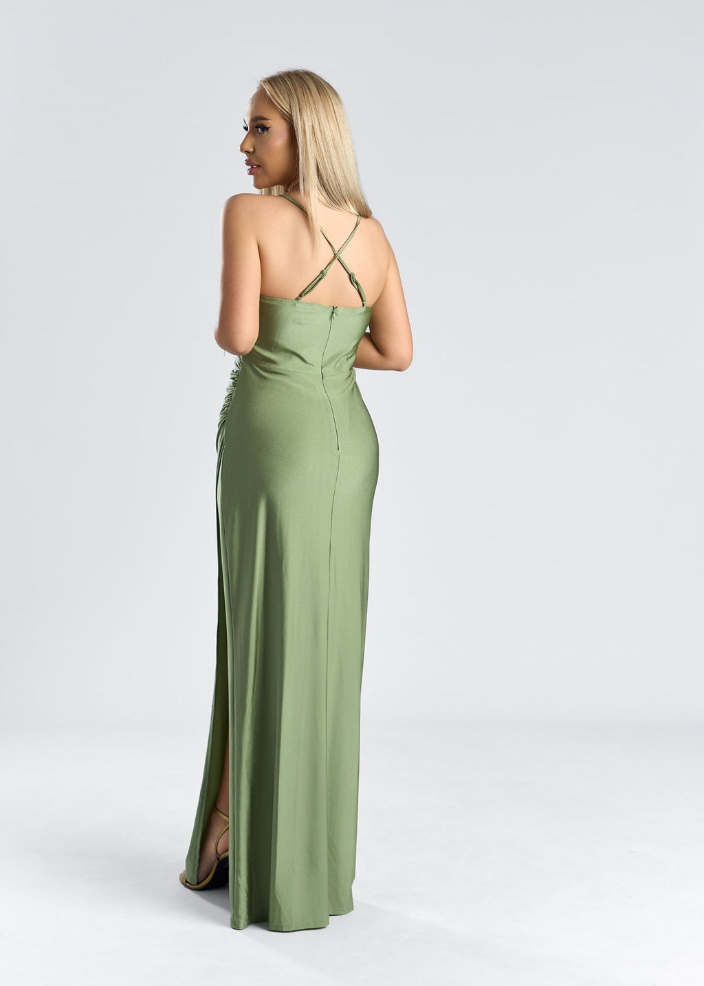 Rochie satinată cu drapaj și crăpătură laterală, model SIA SYLARA, culoare verde, văzută din spate.